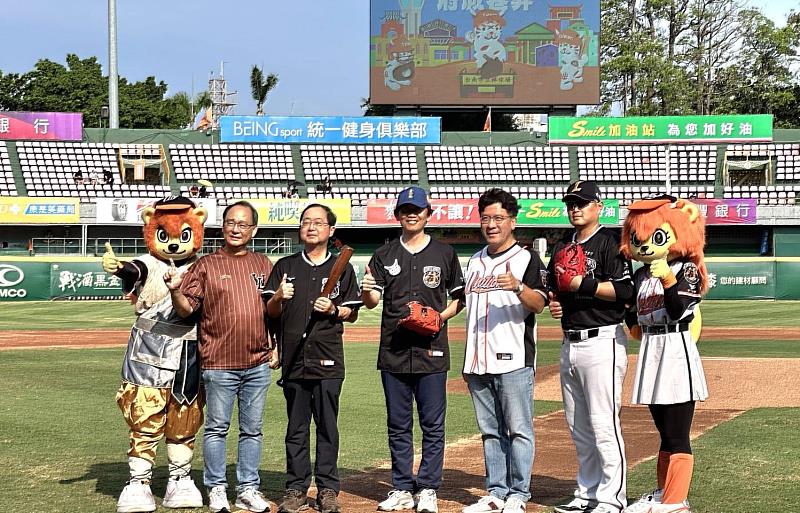臺南市政府巷仔Niau現身台南棒球場，統一獅主題日熱鬧滾滾慶端午。