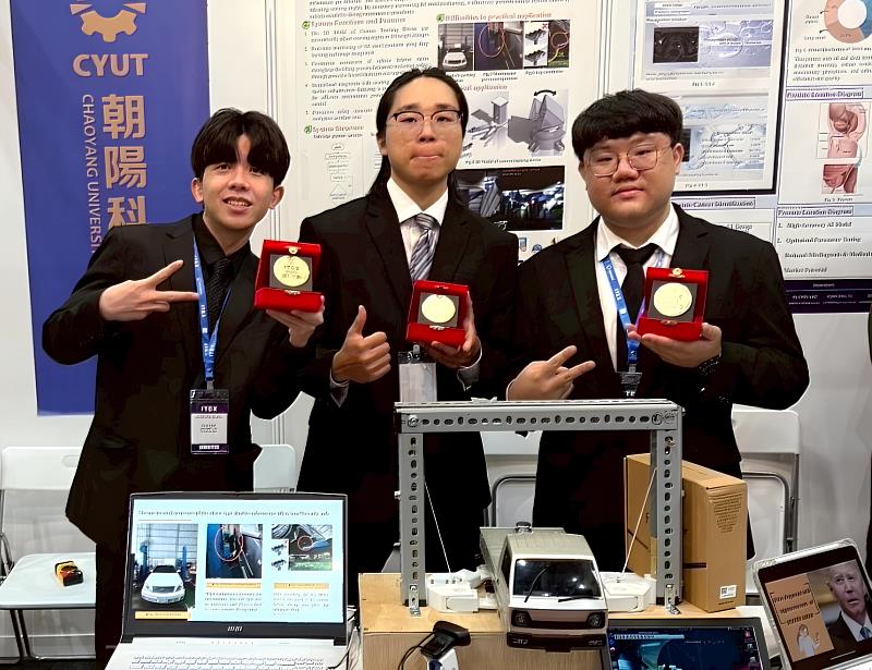 資通系金牌發明《鍊條式雙柱頂車機平衡感測系統》，結合人工智慧與影像辨識技術，可避免維修人員發生危險。