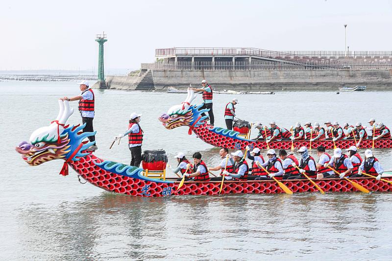 嘉義縣第39屆端午龍舟賽登場，48隊熱情參賽、奮力開划-1