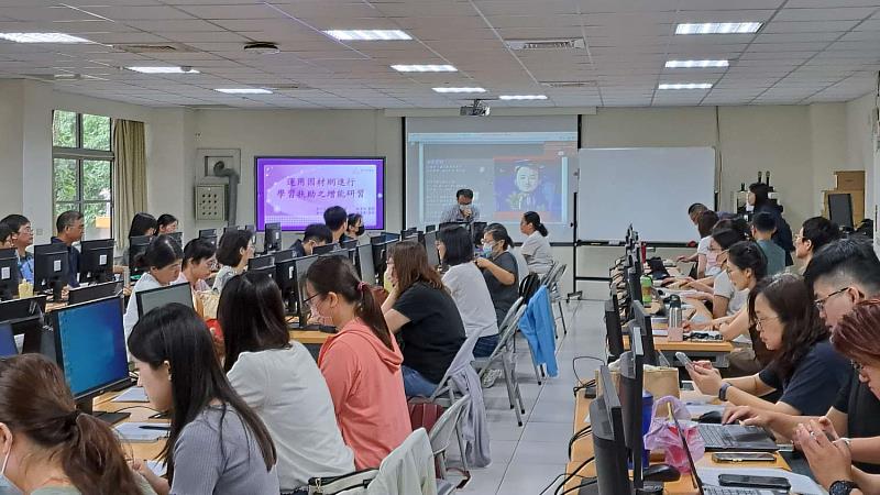 育賢國中教師蘇漢哲擔任講師，教師們共學精彩實況