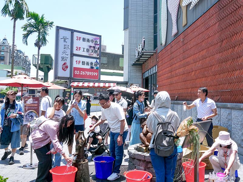 2025限定設計瓶午時水一早就吸引許多民眾排隊等候，現場氣氛熱絡，大家開心接水、感受節慶祝福。