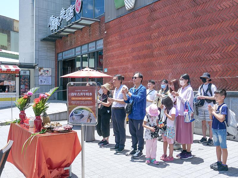 鶯歌光點夥伴們與民眾齊聚鶯歌光點北廣場，誠心參與傳統拜拜儀式，在百年古井前一同祈求平安順遂、萬事吉祥。