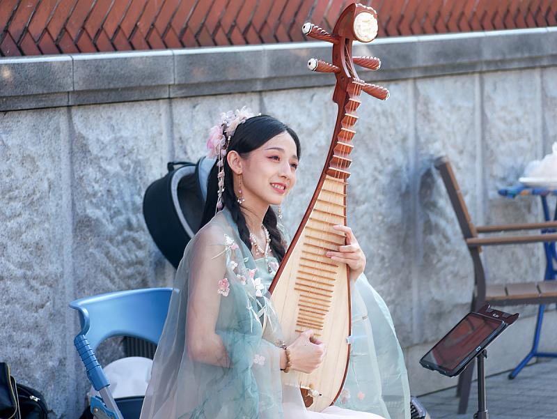 草黎貓樂團琵琶與大提琴交織而成的優雅樂音，在北廣場流轉開來，為端午假期增添一段詩意的音樂午後。