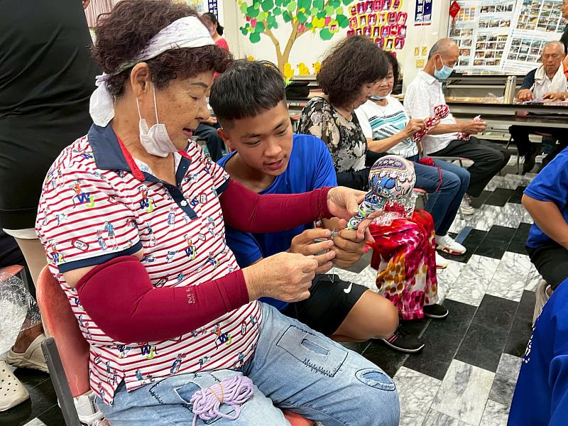 嘉藥學生一對一教導長輩製作艾草按摩搥