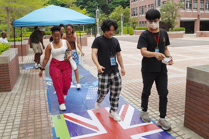 大葉大學學生在校園玩人體大富翁