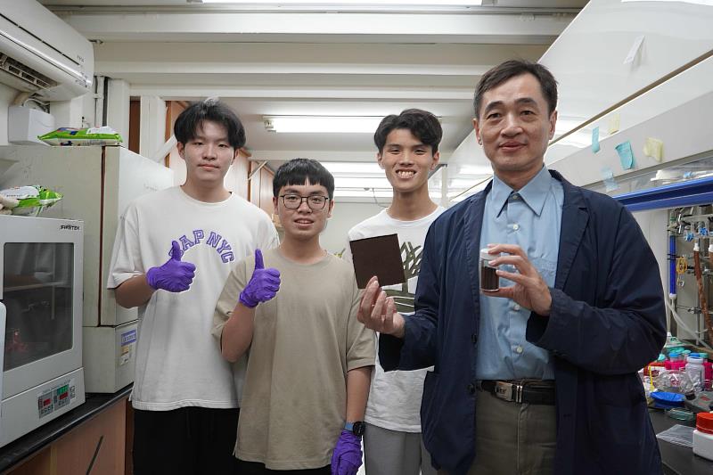臺科大材料系教授陳建光帶領研究團隊投入「廢棄咖啡渣環保隔音建材」的研究，開發兼具隔音、除臭與環保特性的創新材料，展現廢棄物升級再利用的潛力。左起：材料系大三學生汪鎧勳、李冠霆、常安廷、陳建光教授。