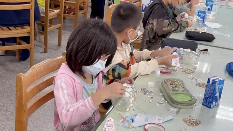 華興國小學童參與星空瓶創作體驗