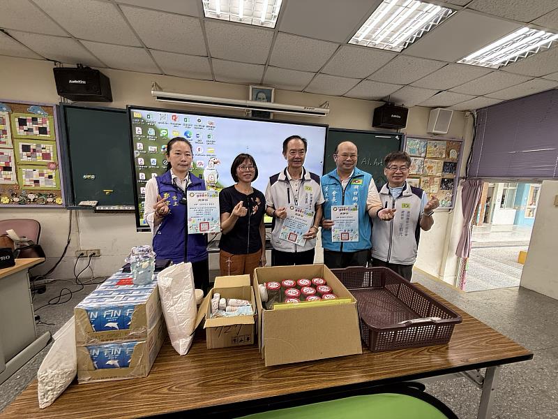 學校發放感謝狀