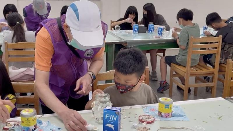 華興國小學童參與星空瓶創作體驗