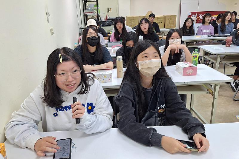 海大文創設計系同學踴躍提出實習就業相關問題