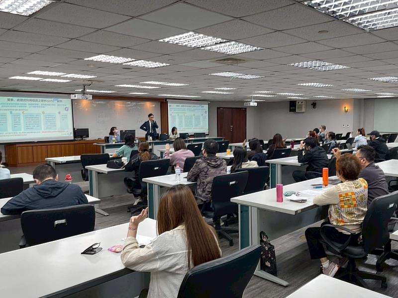 圖一：資策會科技法律研究所許哲銘法律研究員於財政部關務署「報關業、保稅倉庫及物流中心個資安維辦法講習」進行講座。