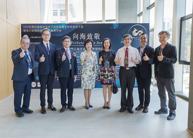 淡江大學多位主管出席盛會，包括張家宜董事長（左4）、許輝煌學術副校長（左2）、陳小雀國際事務副校長（右4）。（圖／淡江大學提供）