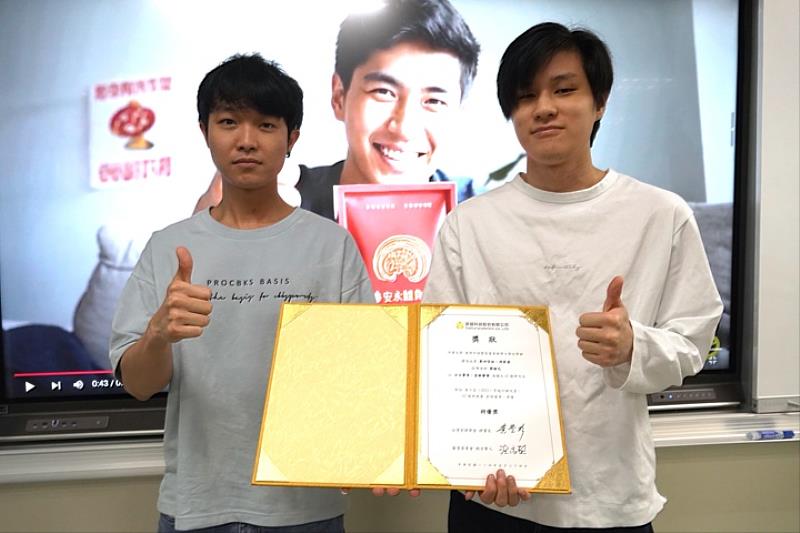 圖／獲得特優獎的應日系學生馮家達（左）與應智學程的島田佳佑（右）首次合作，以「日日尊享，皇級奢華」主題行銷鱸魚精，獲得評審肯定。