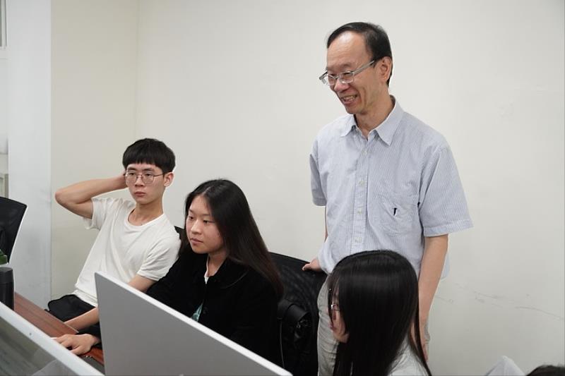 圖/行管系林瑞盛教授指導學生AI應用及數位行銷等技能,強化學生競爭力。