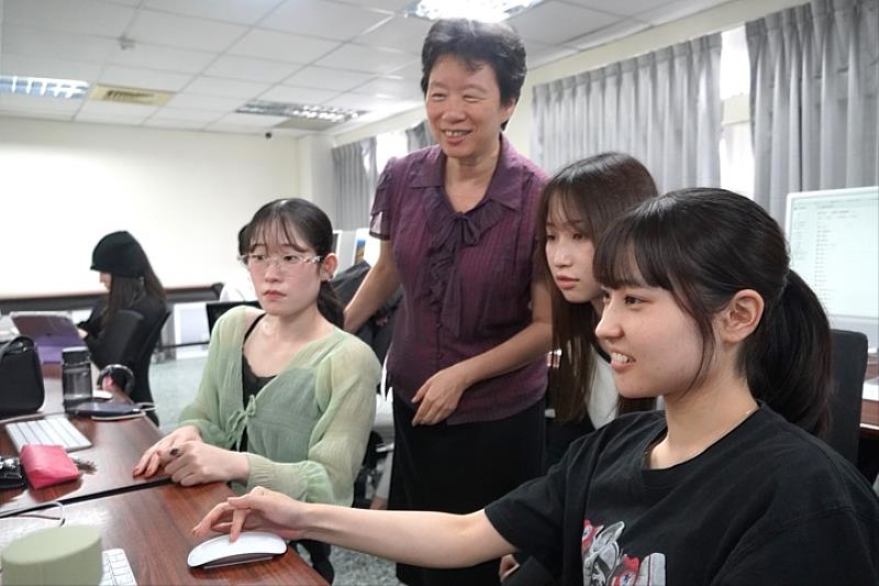 圖/應智學程江怡慧主任細心指導學生行銷策略規劃及數位行銷,鼓勵同學們參加相關競賽,提升自我能力。