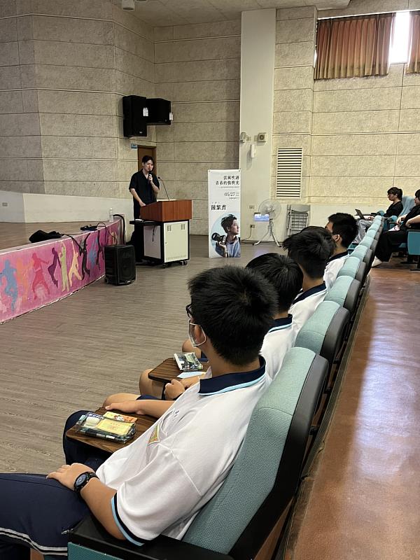 作家陳繁齊以「當風吹過青春的傷與光」為題,與新化高中同學分享成長故事。