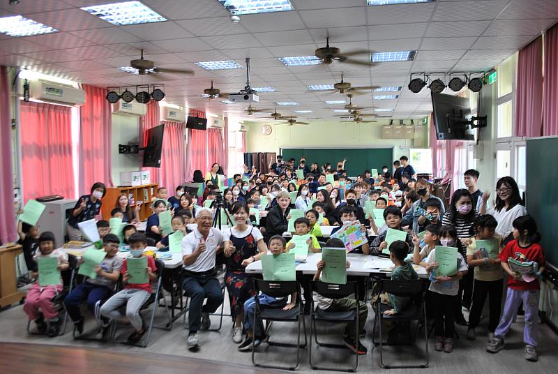 在山間發光的知識光點 育達科大帶國小孩子走進創客世界大合影