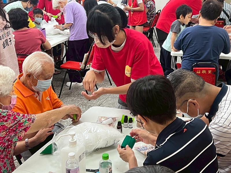 樂活學程學生協助長輩製作香包