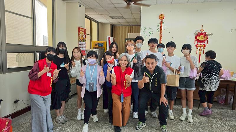 莊敬里里長林志勳(前排右1)與參加活動的貴賓及學生合影