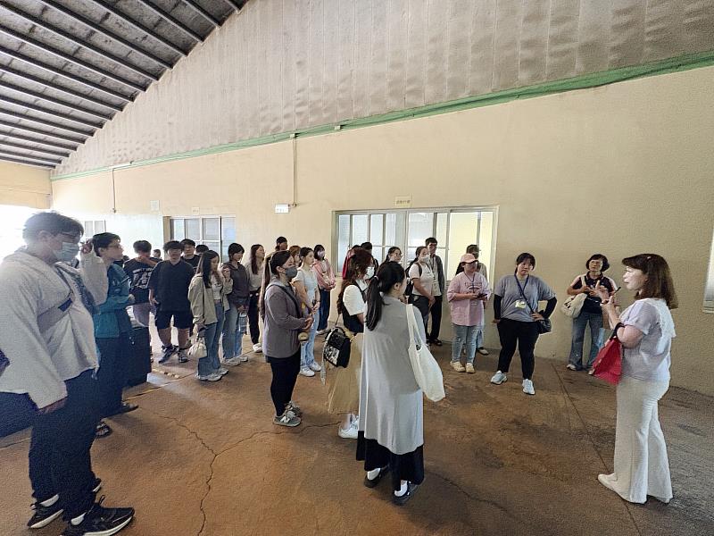 南華大學至台灣酵素村參訪，王淑琪副總經理(右1)親自導覽介紹廠房。