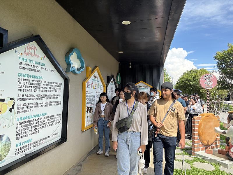 南華大學至千巧谷牧場進行企業參訪。