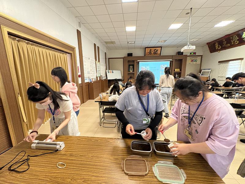 南華大學至台灣酵素村參訪，體驗如何製作酵素咖啡。