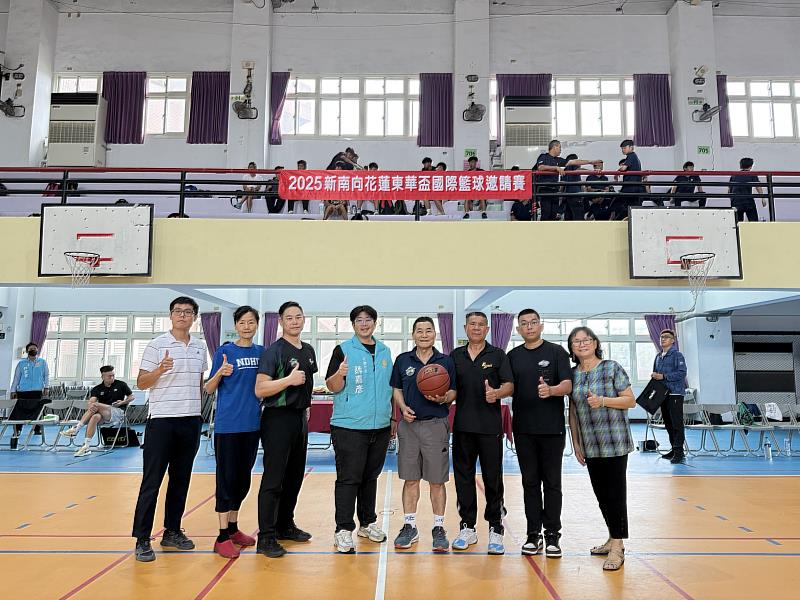 花蓮市魏嘉彥市長蒞臨開幕致詞與國立東華大學簡桂寶老師、總裁判長徐德俊老師暨裁判合照。