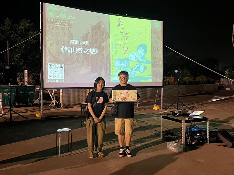 蔡昀庭(左)至《南方影展》實習，與觀眾合影