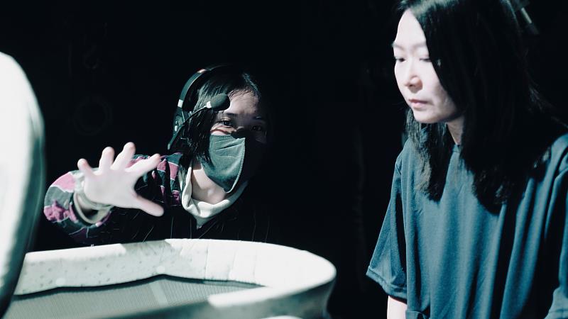 蔡昀庭(左)在畢製《當雲是火做的》向演員說明拍攝細節