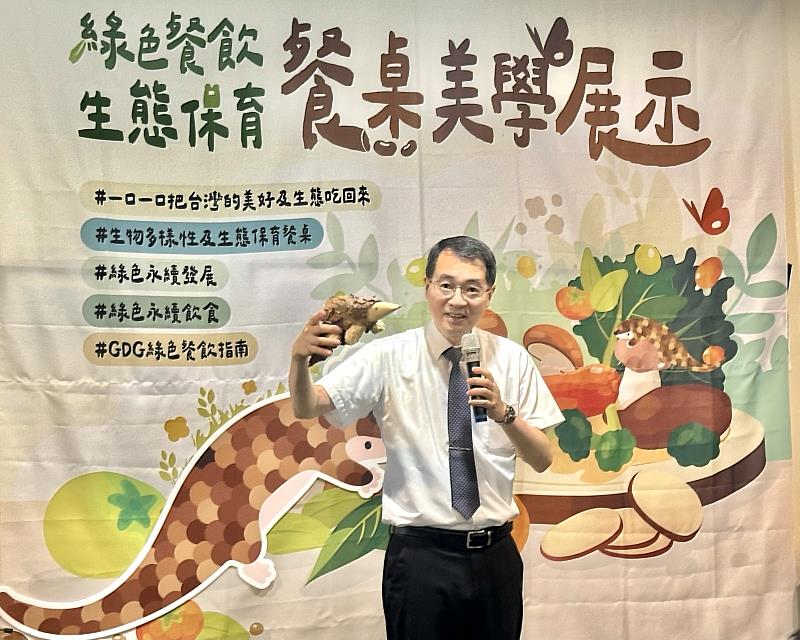 暨大校長武東星對同學發揮巧思，以校園素材製作出維妙維肖的穿山甲，大表稱許。