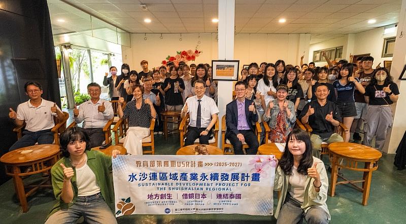 暨大「綠色餐桌美學競賽」全體師生合影。