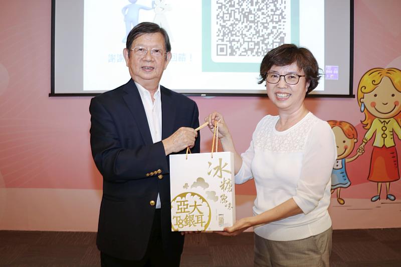 教師發展中心黃立琪主任致贈陳偉德講座教授禮品。