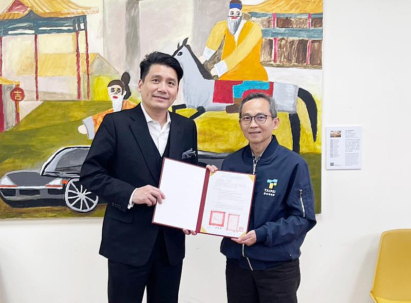 中國文化大學與臺北市立陽明教養院正式簽署合作契約，由永續創新學院院長方元沂教授(左)、陽明教養院葉俊郎院長(左)共同簽署合約。