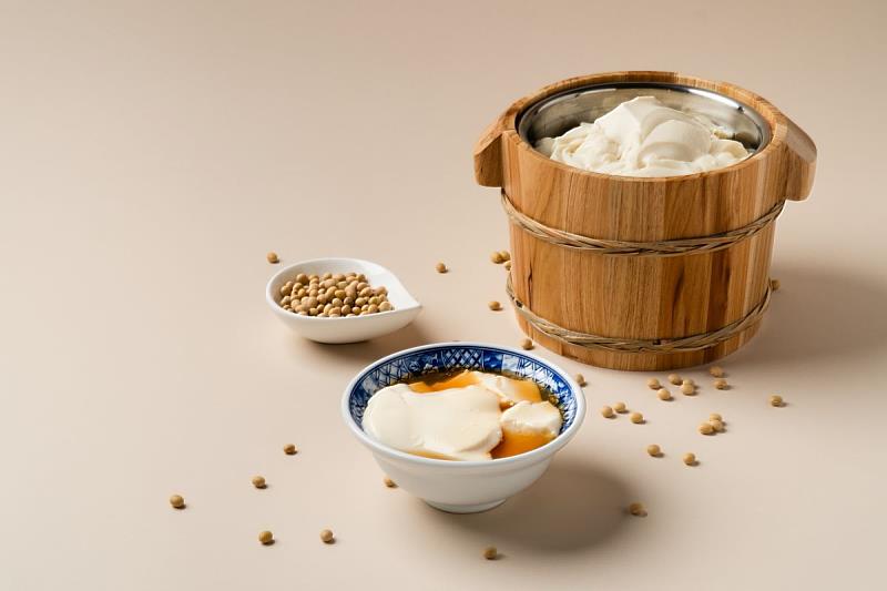 ▲椿豆花嚴選來自苗栗的傳奇「穿龍豆花」，口感綿密細滑、豆香濃郁。