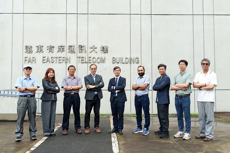 元智大學電機與通訊學院院長陳敦裕（中）帶領研究團隊，於電通領域科研表現再創高峰。