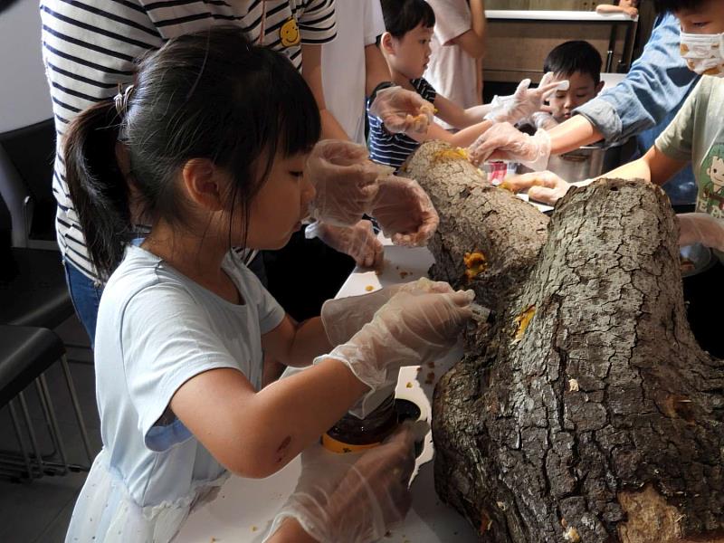 台灣羅德史瓦茲公司員工及眷屬學習動物行為豐富化知識並動手製作老虎、紅毛猩猩、馬來熊及狐獴的專屬玩具。