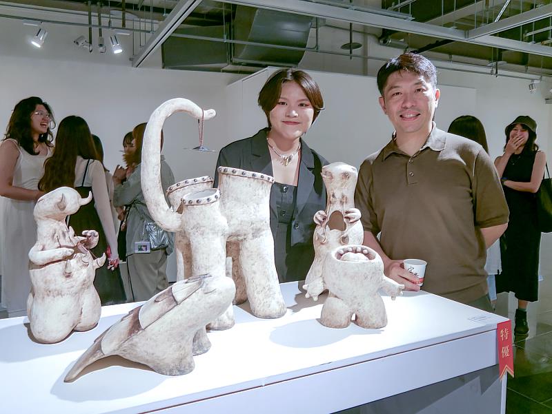 特優得主林相吟與梁家豪教授於作品《Band 的怪怪的》前合影，展現創作背後豐富的故事與默契。