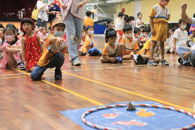 透過投粽子救屈原遊戲讓幼童深化端午節由來印象。