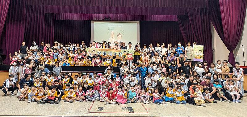 南臺科大文化底蘊USR計畫團隊與協進幼兒園、海龍肉粽故事館合作辦理認識端午節活動的大合影。