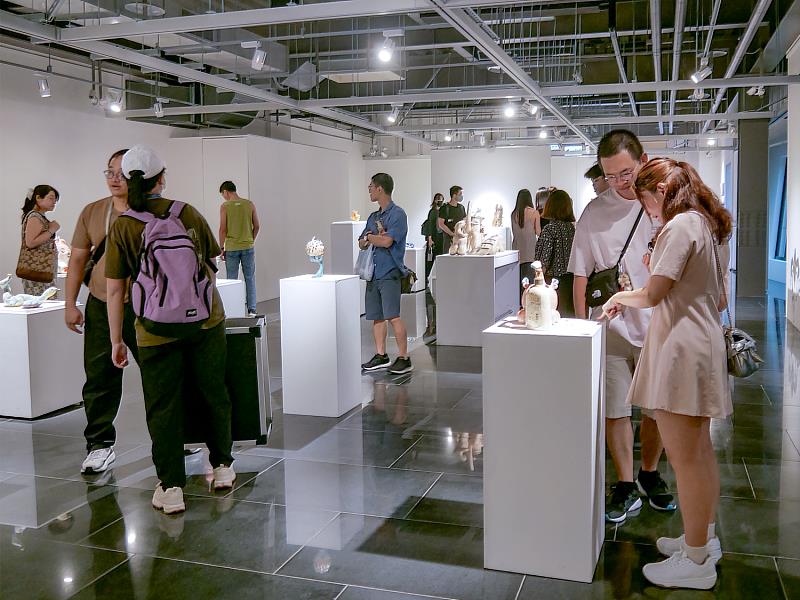展場現場觀眾絡繹不絕,討論熱絡。《奇獸飼養學》以豐富奇想與細膩陶藝引發共鳴,誠摯邀請您親臨感受創作震撼!