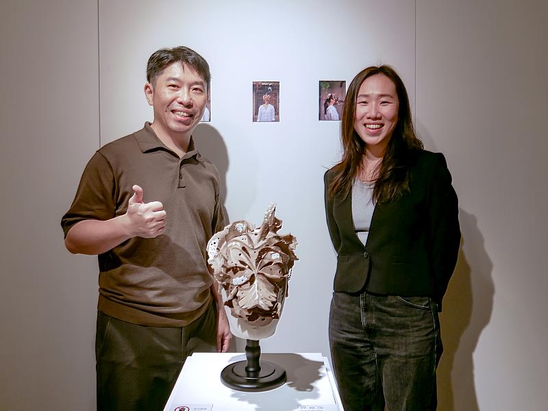 優選得主羅賢敬與梁家豪教授於作品《思想、言語、行為》前合影，探索語言、思維與行動的交織關係。