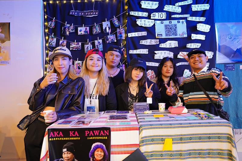 《Aka Ka Pawan》團隊於展區合影，以影像敘事交織家族記憶，傳遞親情溫度與文化連結。