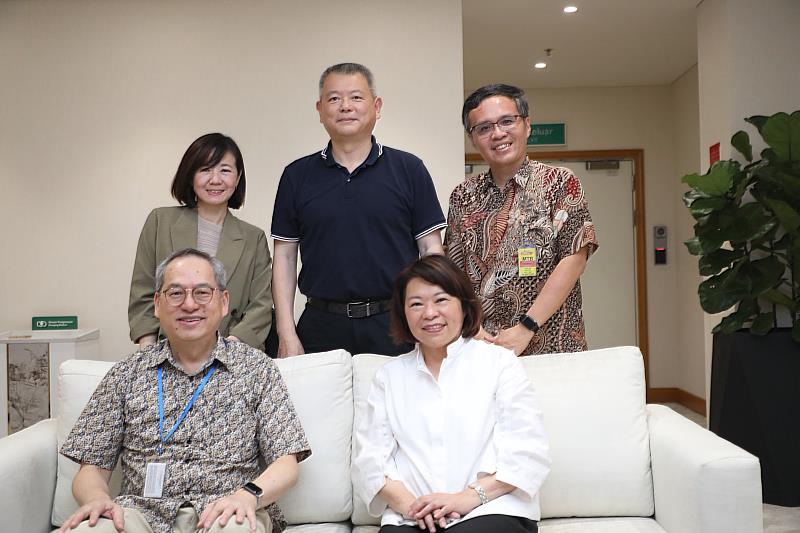 0_黃敏惠市長與外交部駐馬來西亞公使卜正珉(左1)、台灣觀光協會吉隆坡辦事處主任周士弼(右1)