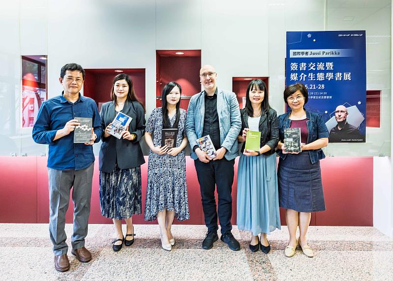 為推廣Parikka教授的學術成果與思維，淡江覺生紀念圖書館舉辦「媒介生態學書展」，展示其20本重要著作。（圖／淡江大學提供）