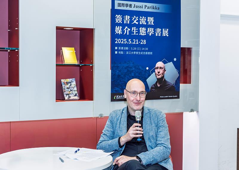 Prof. Jussi Parikka於簽書會中說明自己的著作。（圖／淡江大學提供）