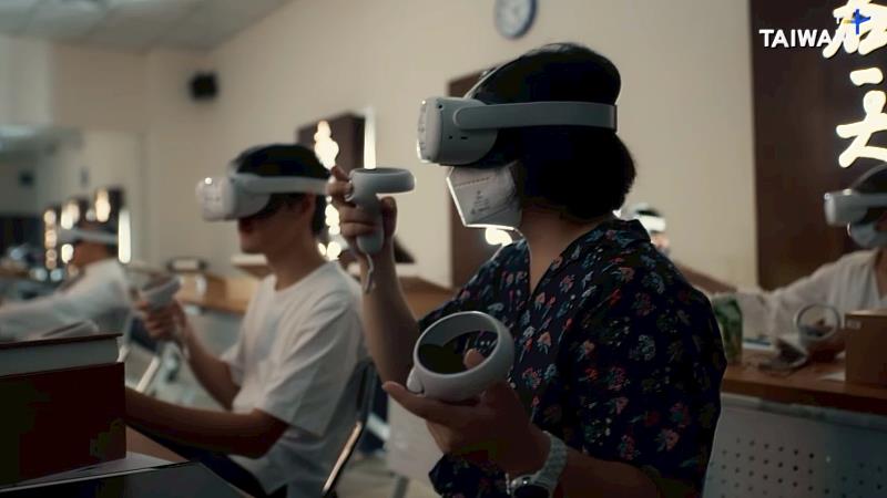 國際學生體驗「VR針灸教學虛擬系統」興緻盎然。