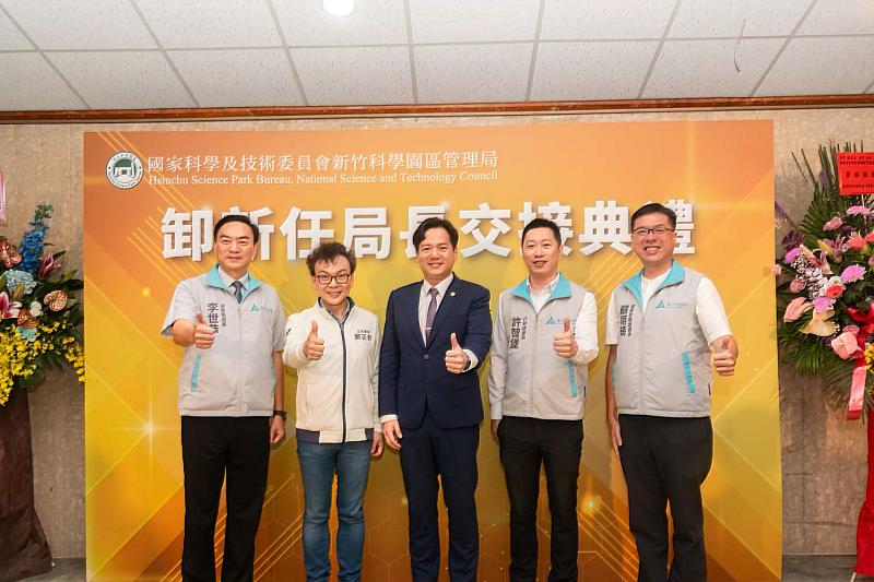 立法委員鄭正鈐、代理市長邱臣遠率領產發處長嚴翊琦、行政處長許智堡及消防局長李世恭一同前往交接典禮。