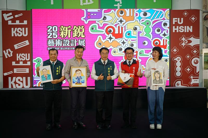 「復興人像速寫隊」為崑山科大李天祥校長(左2)等貴賓進行人像描繪，並致贈作品