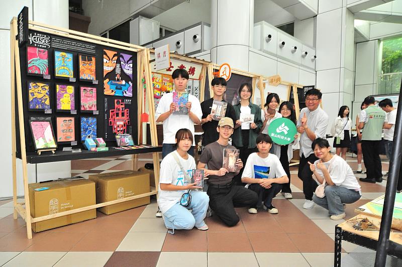 視傳系作品以獨到視角結合影像、插畫、書設、互動裝置等媒材，展現設計的敘事力與當代表達力