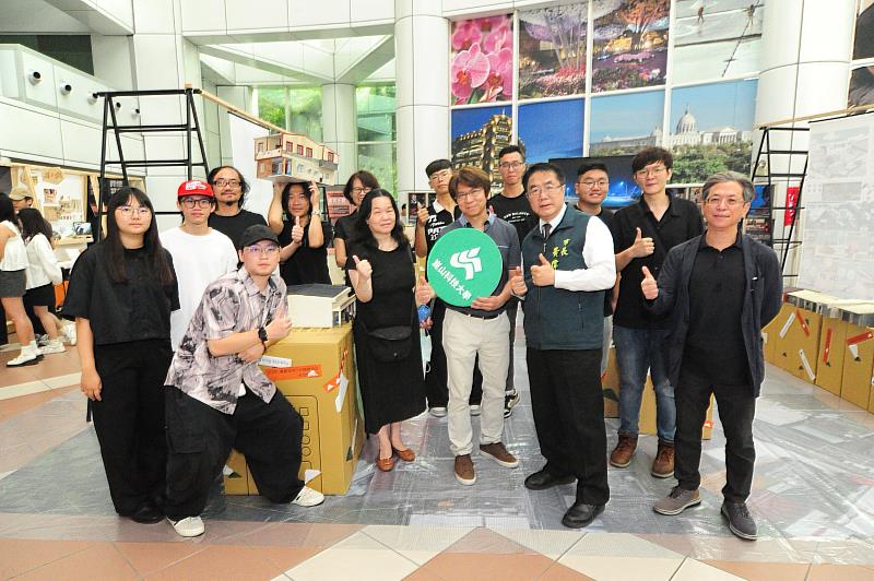 黃偉哲市長出席活動，在空設系展場前為學生打氣